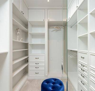 Dressing room made of natural wood by saf design